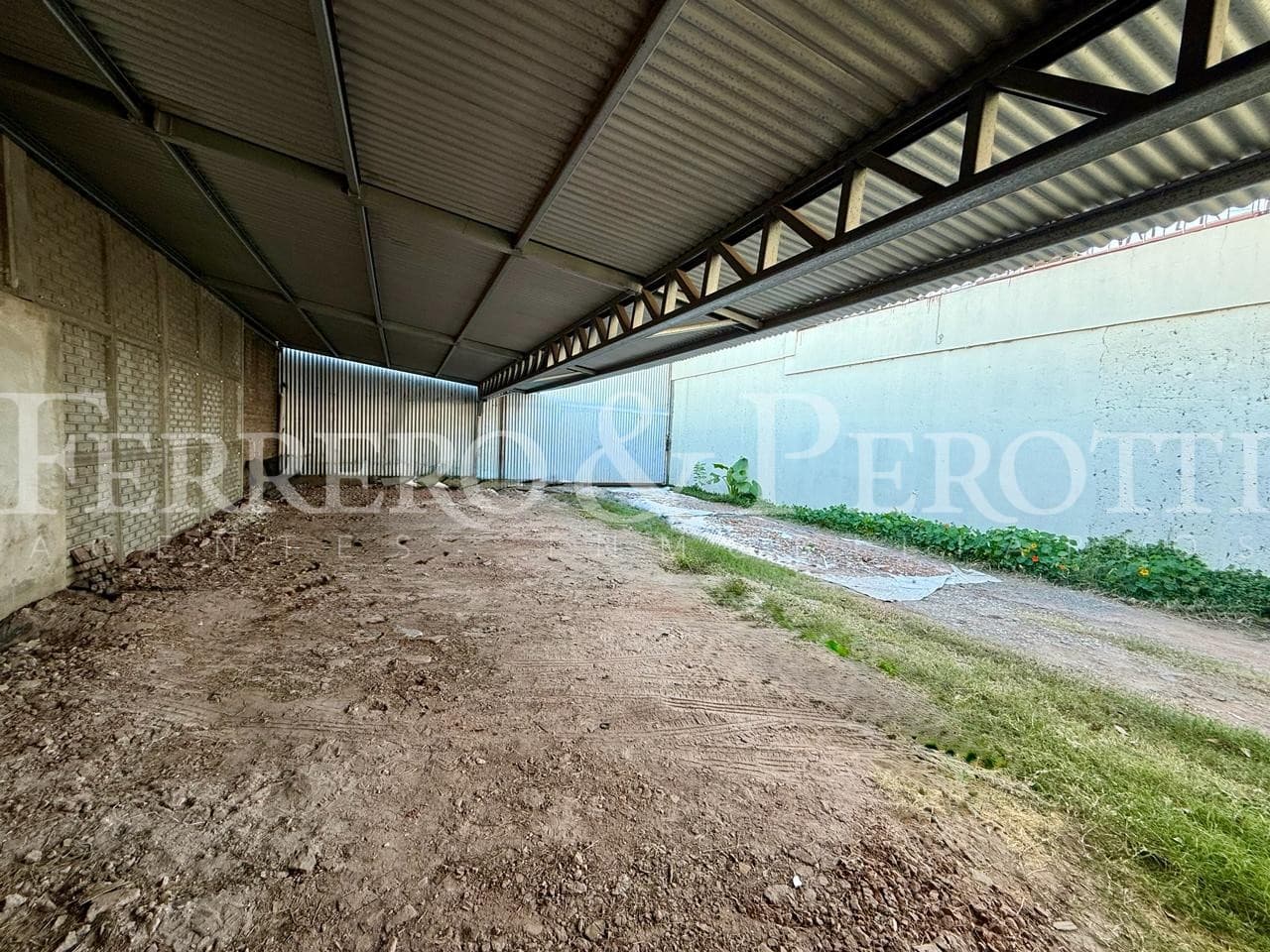 Alquiler de Galpón Comercial con Playa de Estacionamiento al Frente – Constituyentes 620, Rafaela