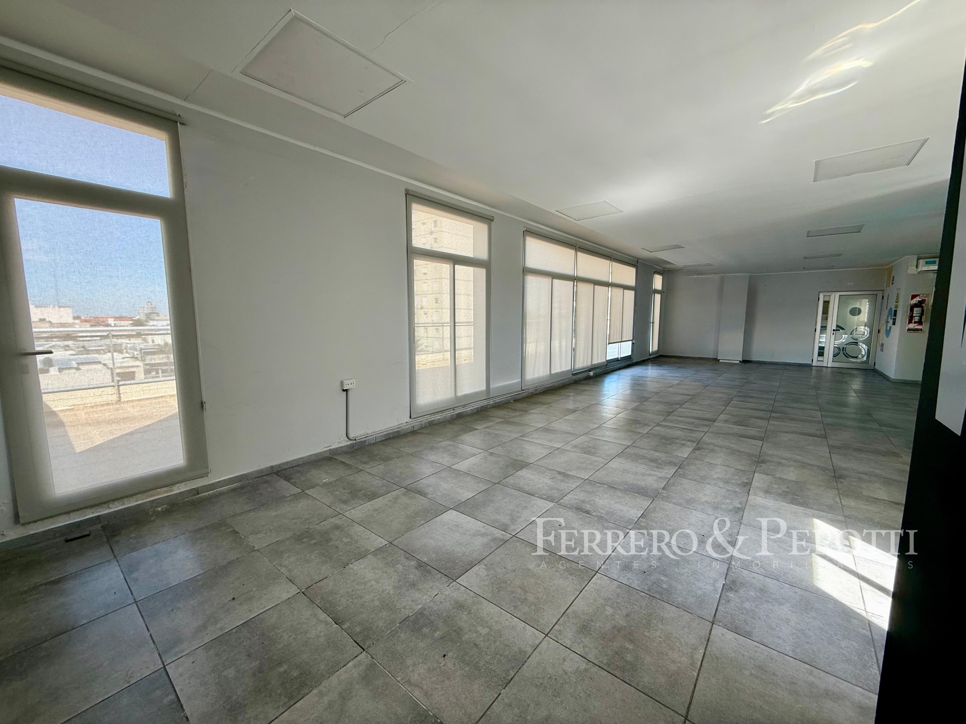Planta Corporativa de Oficinas de 478 m² en Edificio Mayo 12
